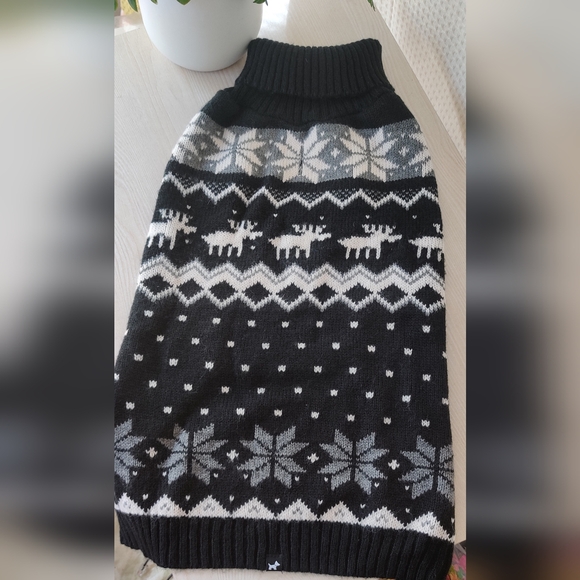 Hotel Doggie Black,White,Gray Knit Holiday Sweater w/ Snowflakes&Reindeers Sz Lg - Picture 1 of 10